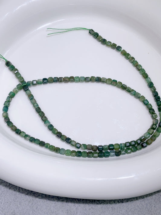 天然石連材-角砂糖多面-2.9 mmグリンマイカ