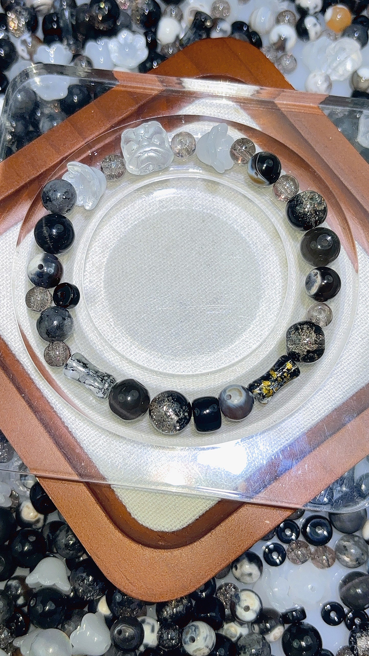 A 混鍋シリーズ 【大昔の神獣】--8 mm天然黒色花瑪瑙、8 mm天然閃光石、10 mm高品質黒色猫眼石、10 mm閃光アクリルビーズ、8 mm高品質本色スパンビーズ、6 mm本色ボタンビーズ、6 mm灰色破裂ビーズ、白色神獣ビーズ、白色ゼリースズランガラスアクセサリー