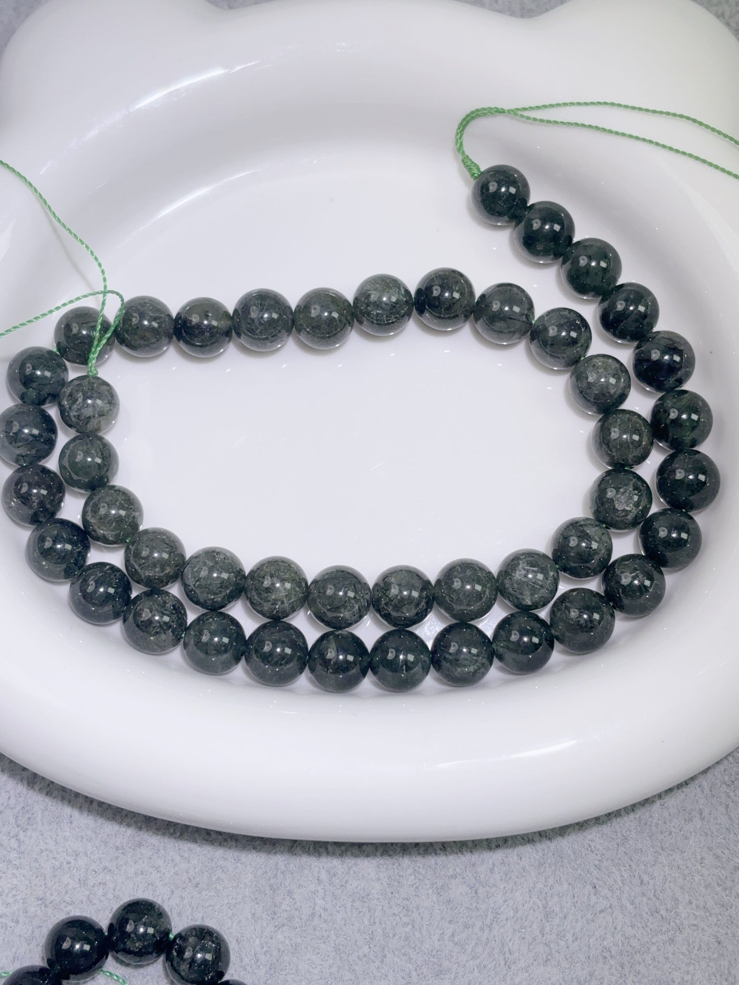 天然石連材-円珠-9 mm緑髪晶