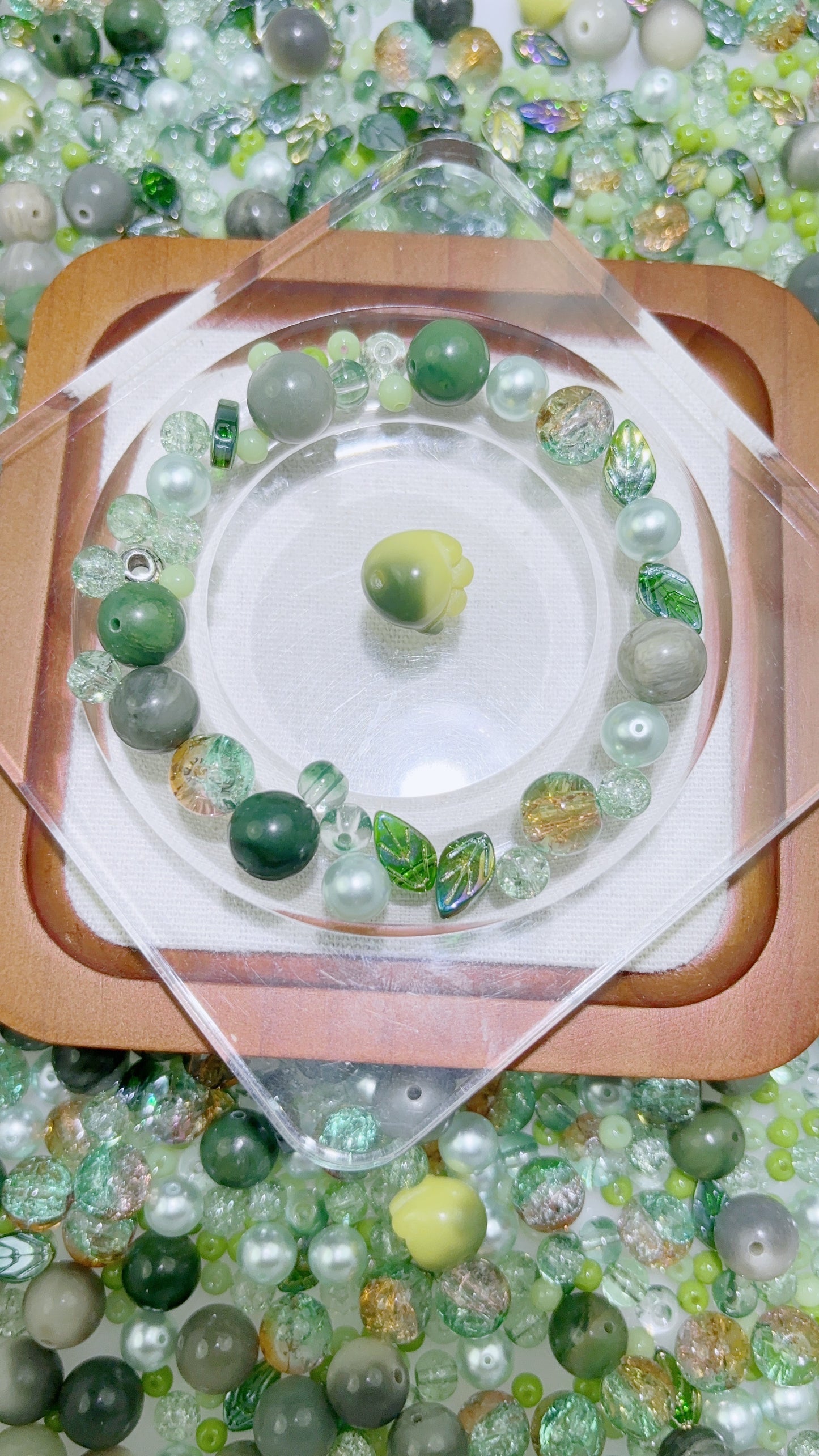 A 混鍋シリーズ          【アリスの秘境】--12 mm天然灰緑色系菩提珠、猫爪菩提珠、10 mm天然緑草石、10 mm天然緑木目石、10 mm高品質バーストガラスビーズ、8 mm高品質真珠ガラスビーズ、6 mm高品質緑色バーストガラスビーズ、4 mm本色ガラスビーズ