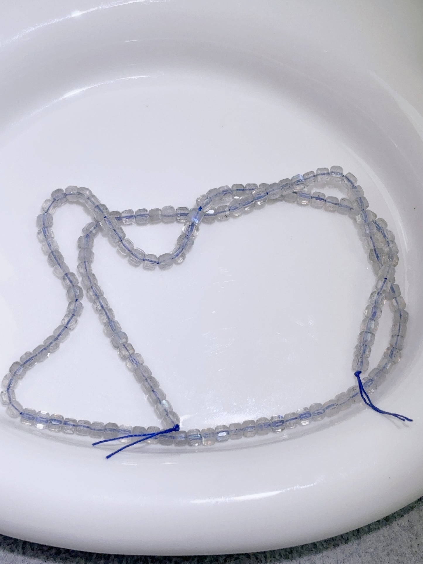 天然石連材-角砂糖-2.8 mm 7 A灰月光石