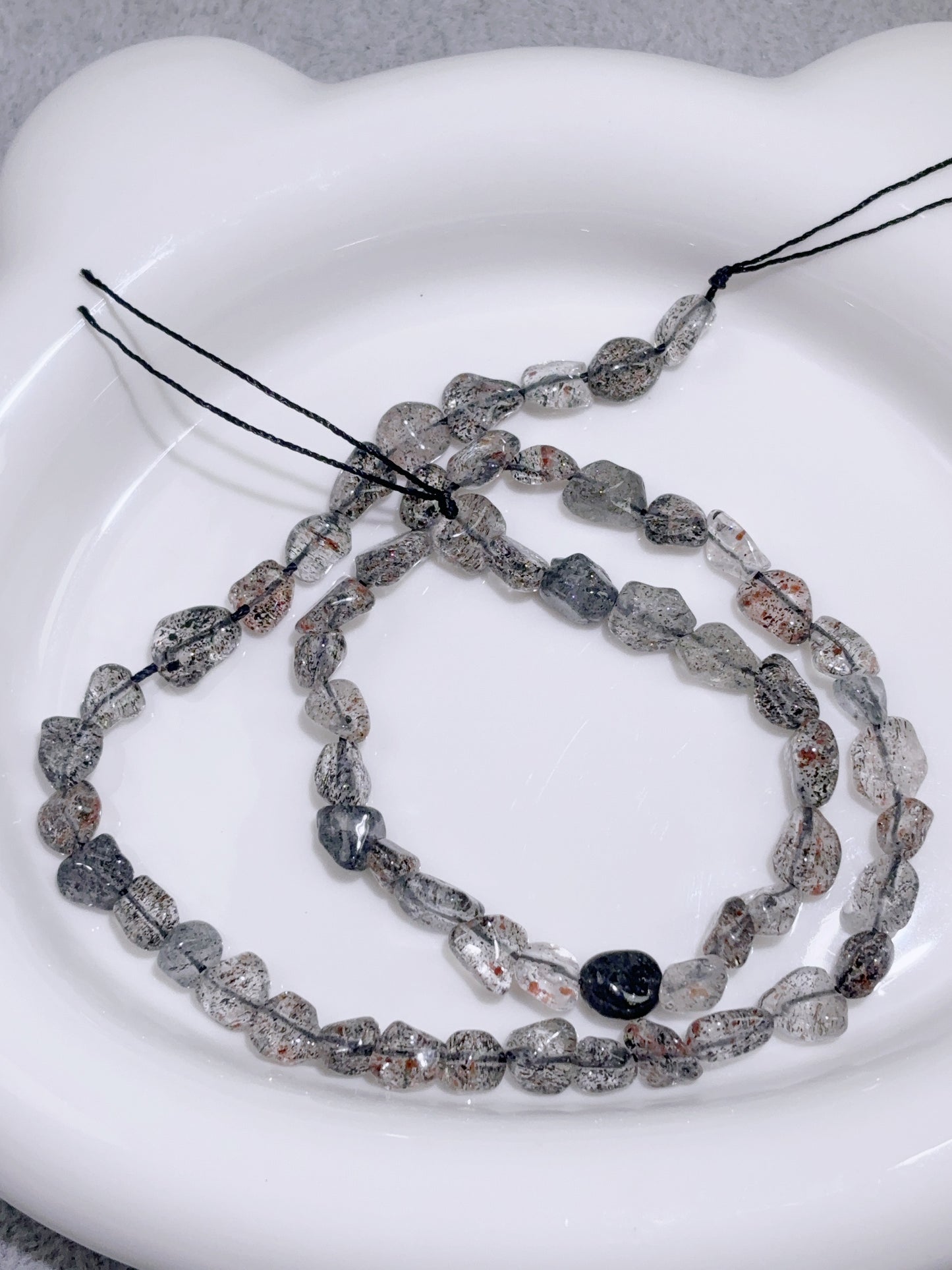 天然石連材-糖豆-7-9 mm黒ストロベリーストーン